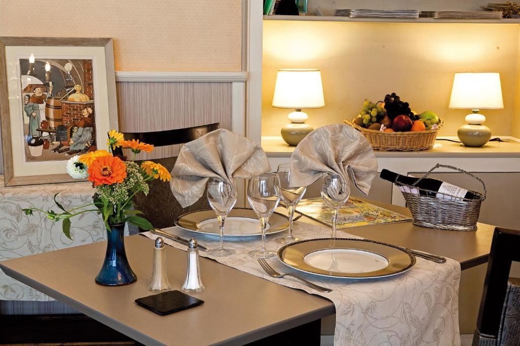 Logis Hotel Du Pont Neuf Le Veurdre Εξωτερικό φωτογραφία