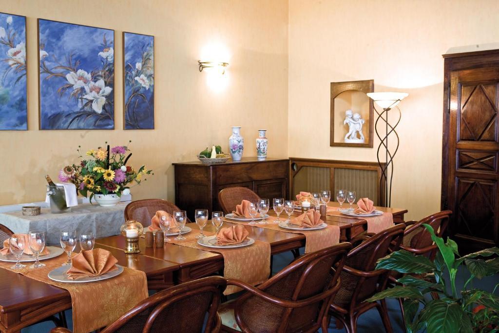 Logis Hotel Du Pont Neuf Le Veurdre Εξωτερικό φωτογραφία